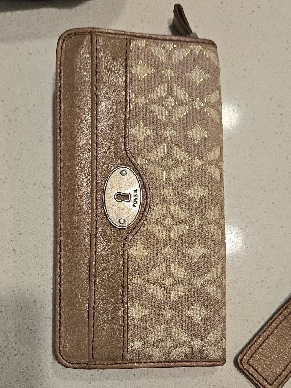 Fossil Taupe and Cream Signature Zip Wallet